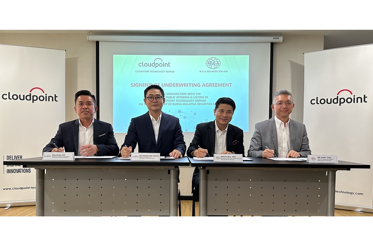 Cloudpoint chief executive officer Choong Wai Hoong (second from left) and M&A Securities corporate finance managing director Datuk Bill Tan (second from right) during the agreement signing. (Picture courtesy of Cloudpoint)